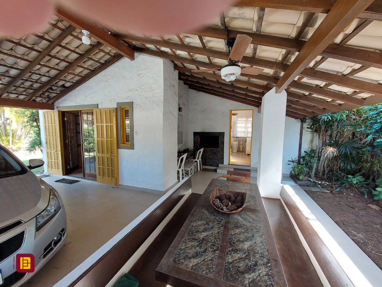 Casa com 233m², 8 quartos (sendo 1 suíte), 2 garagens, no bairro Cachoeira do Bom Jesus em Florianópolis