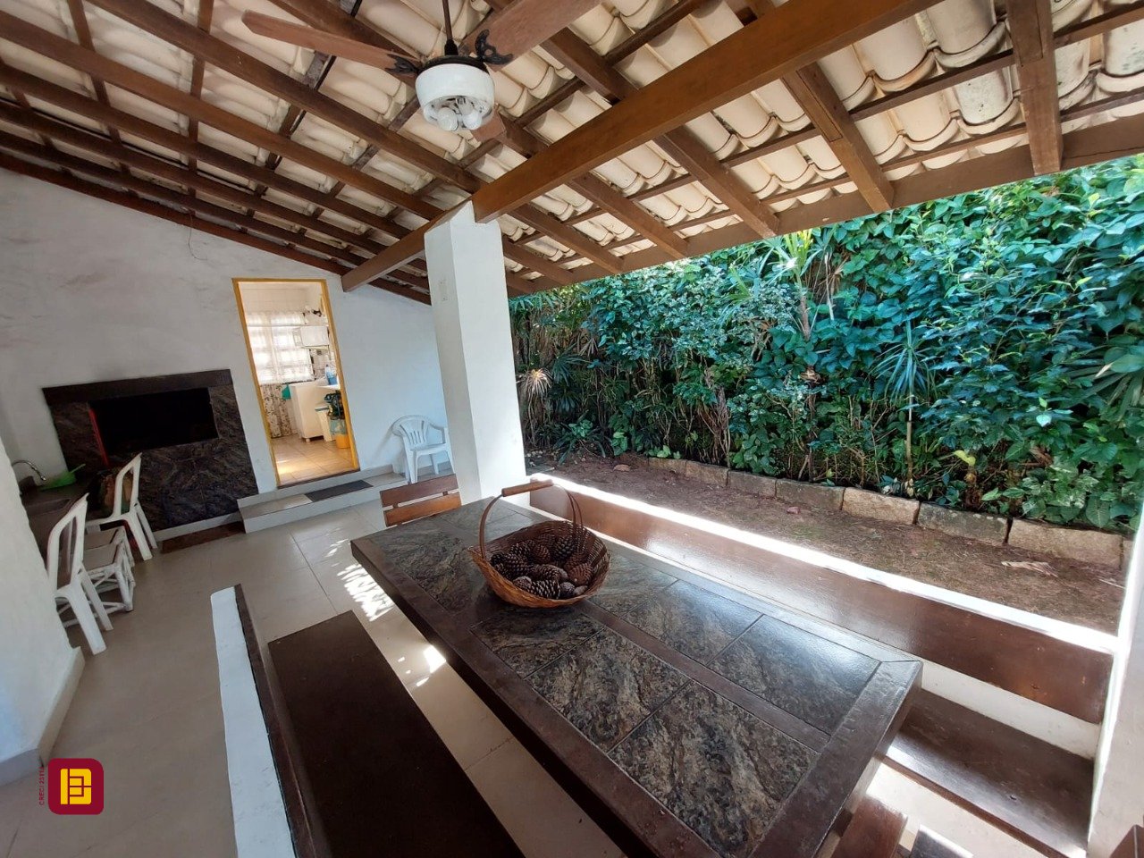 Casa com 233m², 8 quartos (sendo 1 suíte), 2 garagens, no bairro Cachoeira do Bom Jesus em Florianópolis