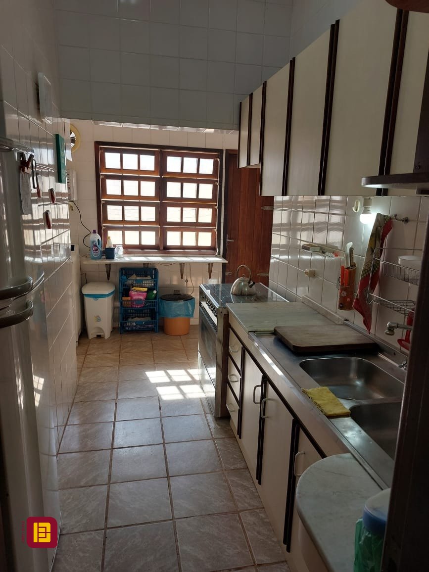 Casa com 233m², 8 quartos (sendo 1 suíte), 2 garagens, no bairro Cachoeira do Bom Jesus em Florianópolis