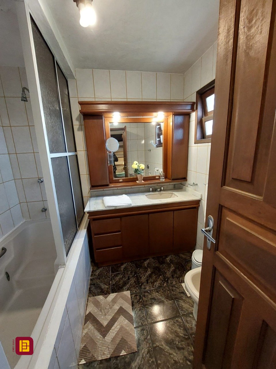 Casa com 233m², 8 quartos (sendo 1 suíte), 2 garagens, no bairro Cachoeira do Bom Jesus em Florianópolis