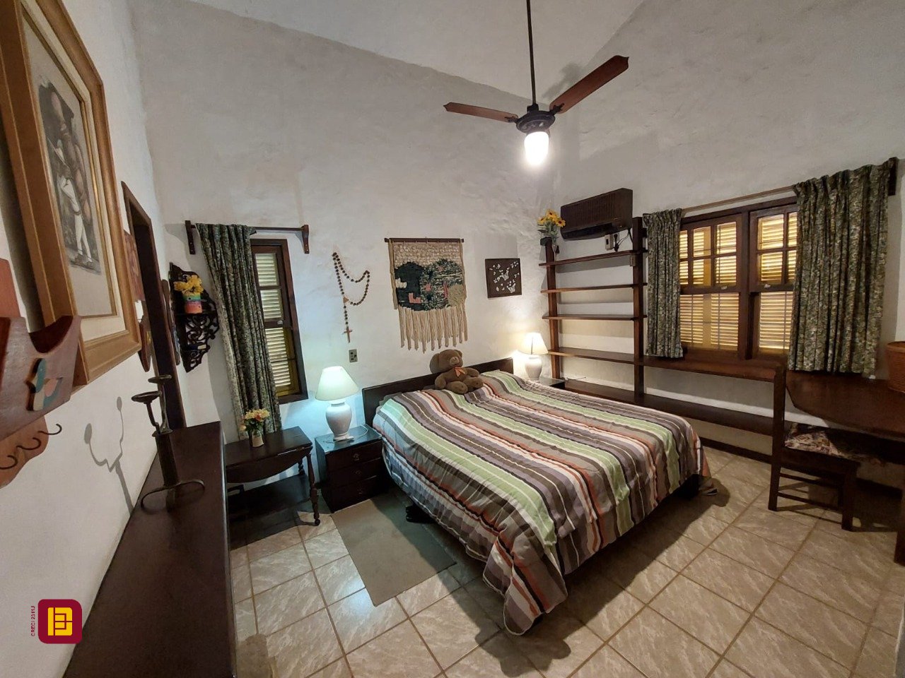 Casa com 233m², 8 quartos (sendo 1 suíte), 2 garagens, no bairro Cachoeira do Bom Jesus em Florianópolis