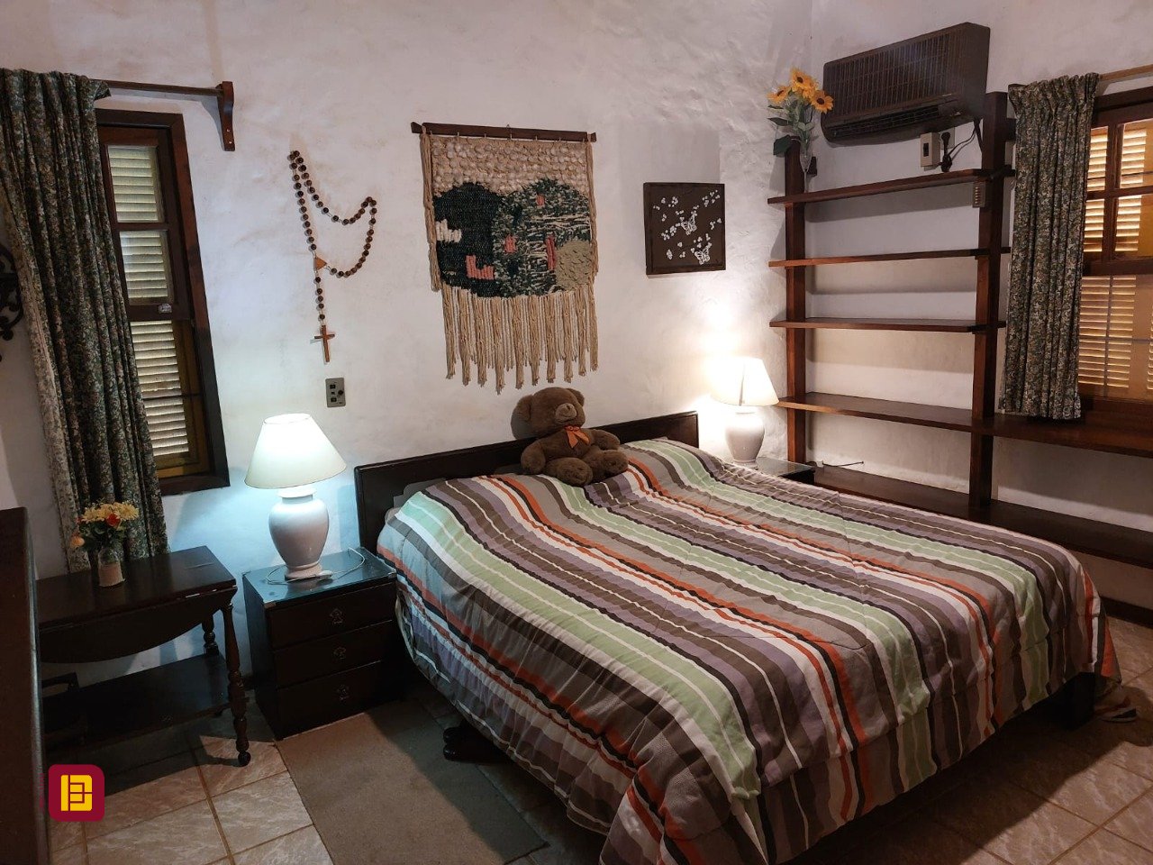 Casa com 233m², 8 quartos (sendo 1 suíte), 2 garagens, no bairro Cachoeira do Bom Jesus em Florianópolis