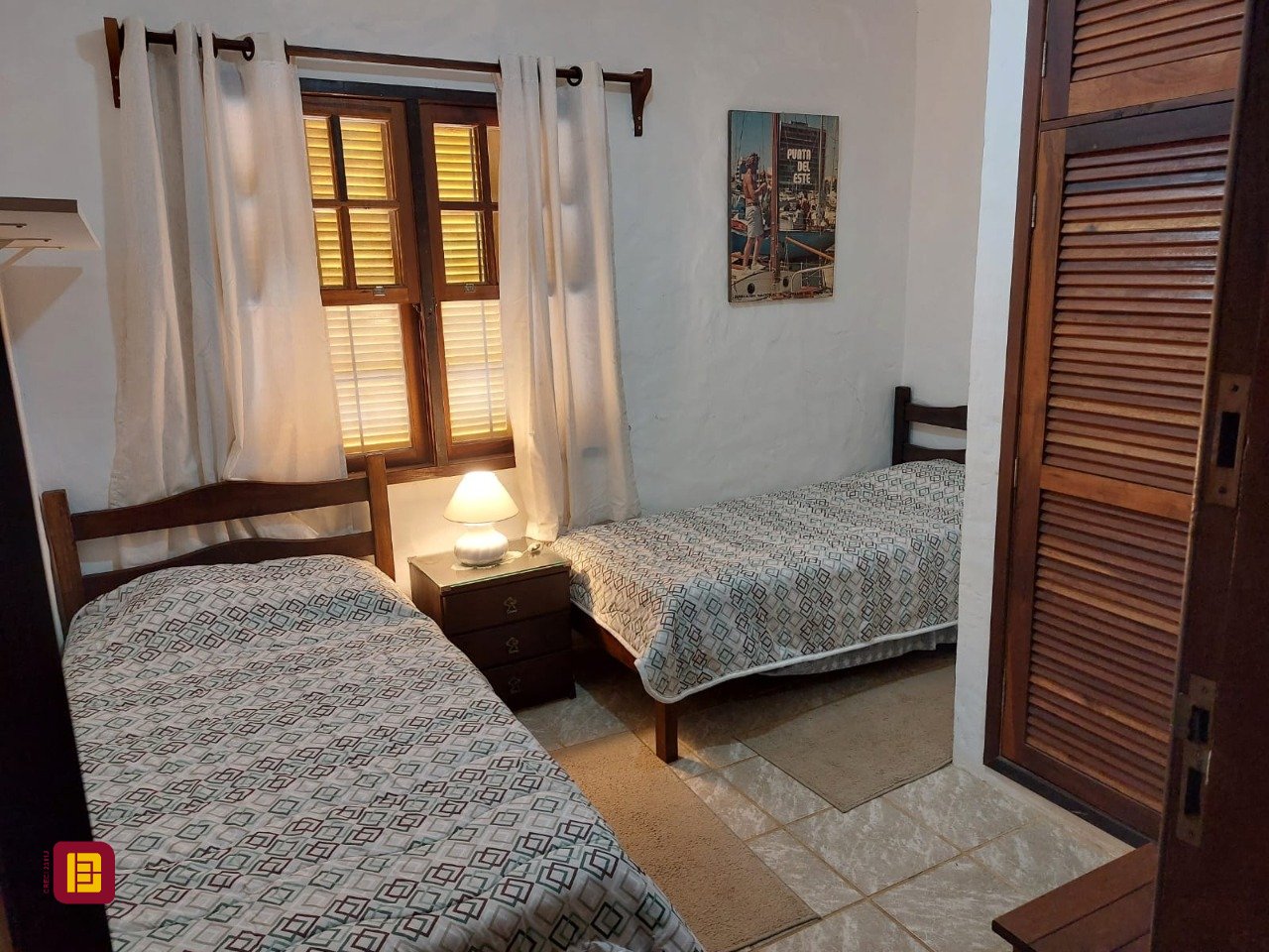 Casa com 233m², 8 quartos (sendo 1 suíte), 2 garagens, no bairro Cachoeira do Bom Jesus em Florianópolis