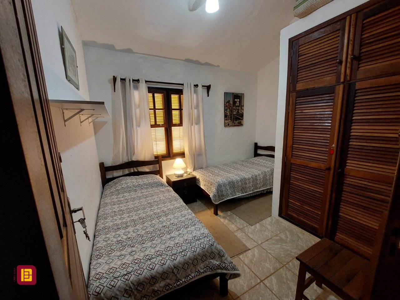 Casa com 233m², 8 quartos (sendo 1 suíte), 2 garagens, no bairro Cachoeira do Bom Jesus em Florianópolis