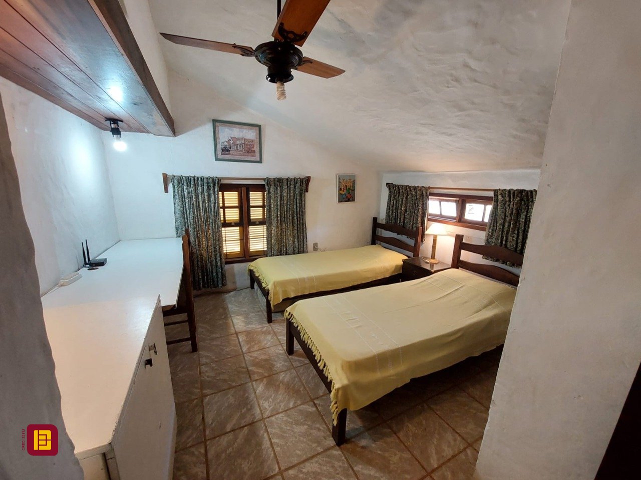 Casa com 233m², 8 quartos (sendo 1 suíte), 2 garagens, no bairro Cachoeira do Bom Jesus em Florianópolis
