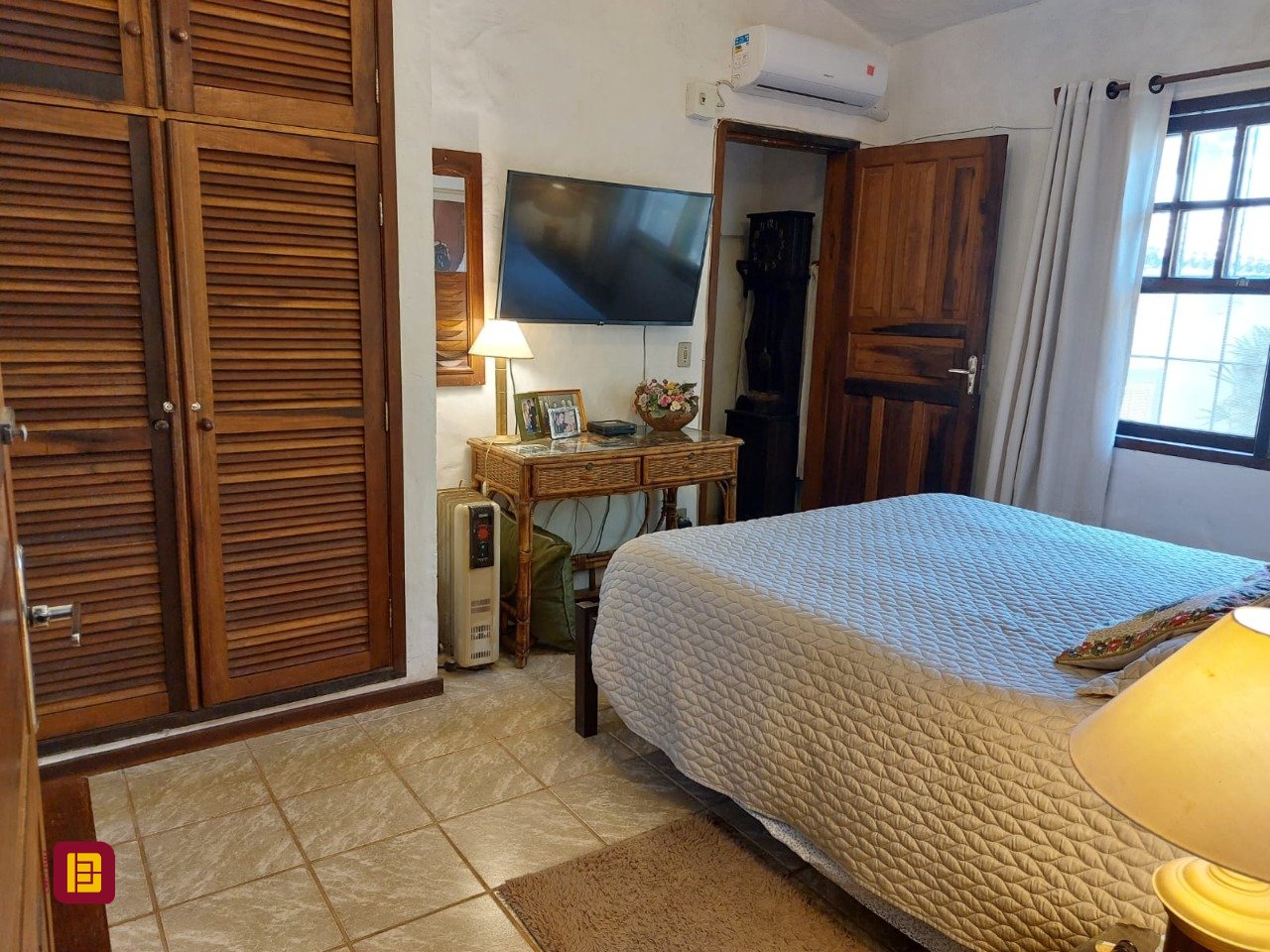 Casa com 233m², 8 quartos (sendo 1 suíte), 2 garagens, no bairro Cachoeira do Bom Jesus em Florianópolis