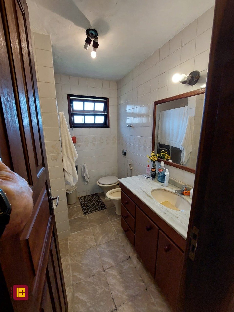 Casa com 233m², 8 quartos (sendo 1 suíte), 2 garagens, no bairro Cachoeira do Bom Jesus em Florianópolis