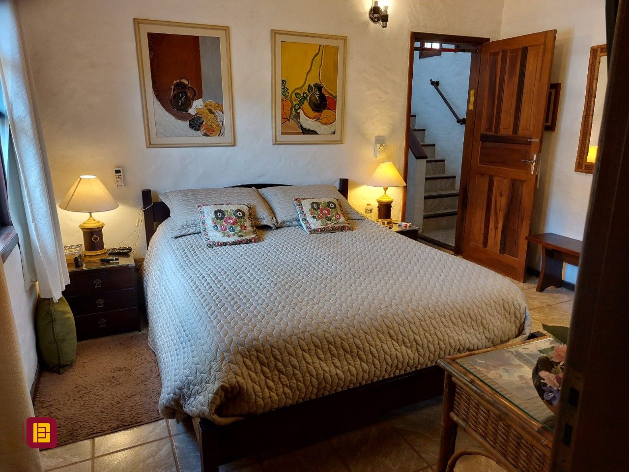 Casa com 233m², 8 quartos (sendo 1 suíte), 2 garagens, no bairro Cachoeira do Bom Jesus em Florianópolis