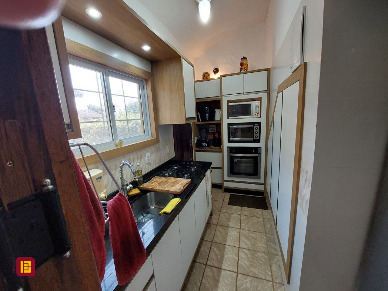Casa com 233m², 8 quartos (sendo 1 suíte), 2 garagens, no bairro Cachoeira do Bom Jesus em Florianópolis