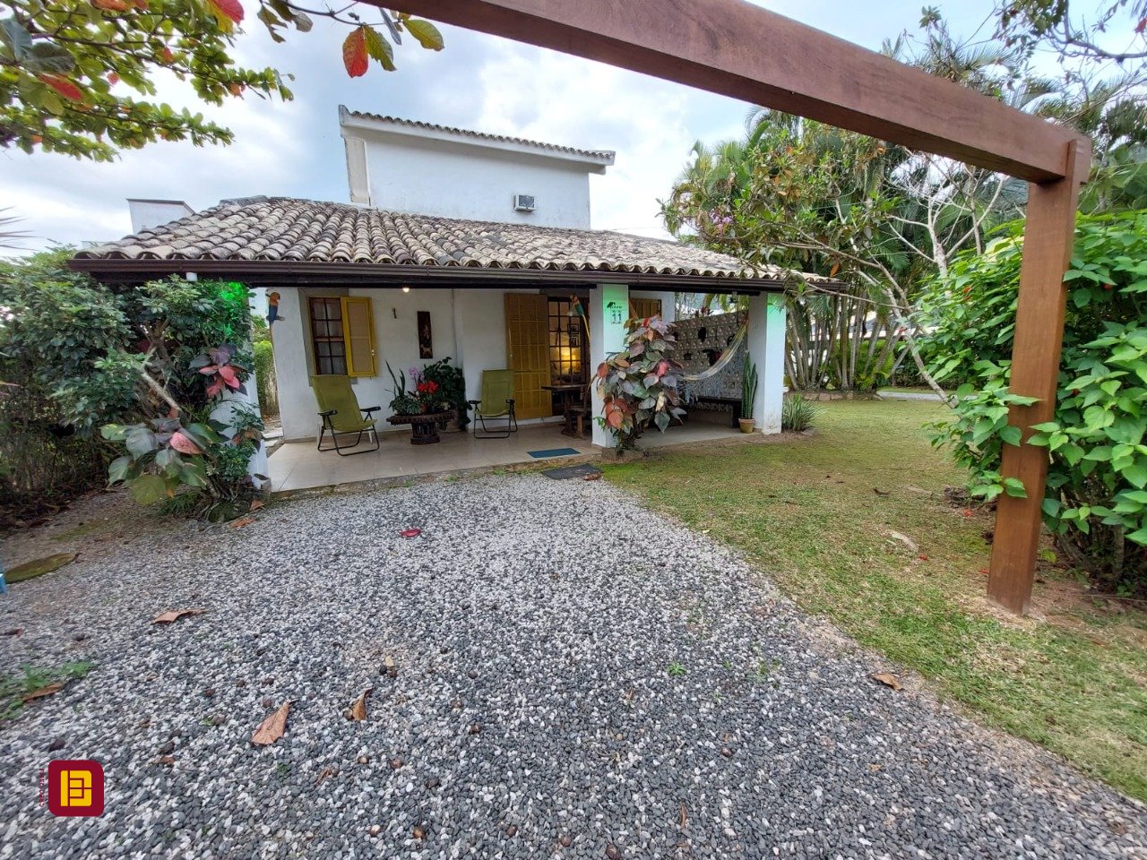 Casa com 233m², 8 quartos (sendo 1 suíte), 2 garagens, no bairro Cachoeira do Bom Jesus em Florianópolis