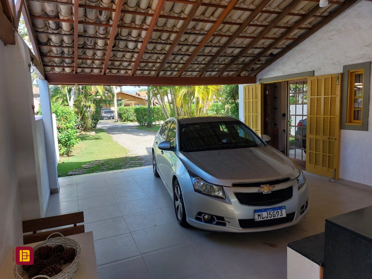 Casa com 233m², 8 quartos (sendo 1 suíte), 2 garagens, no bairro Cachoeira do Bom Jesus em Florianópolis