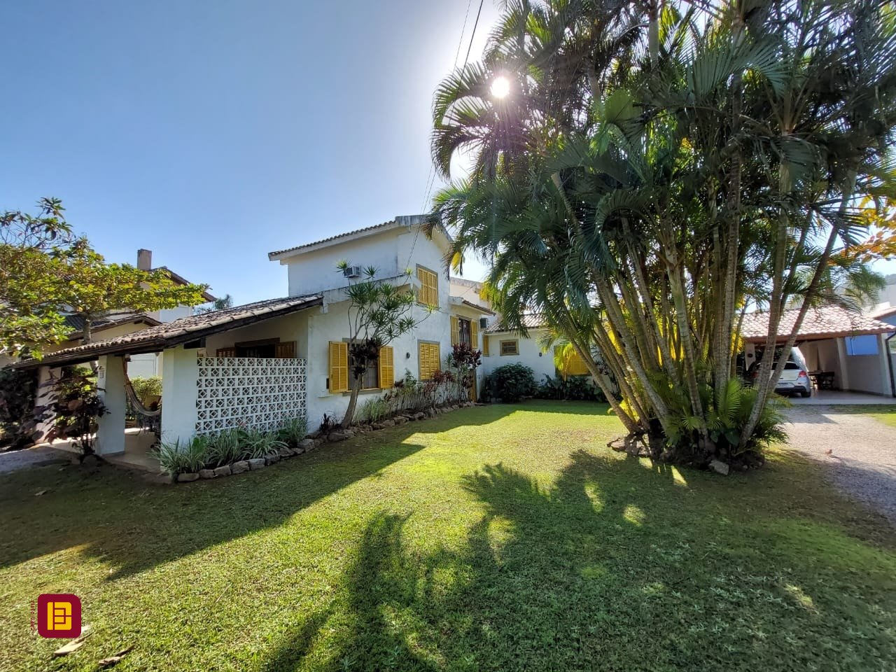 Casa com 233m², 8 quartos (sendo 1 suíte), 2 garagens, no bairro Cachoeira do Bom Jesus em Florianópolis
