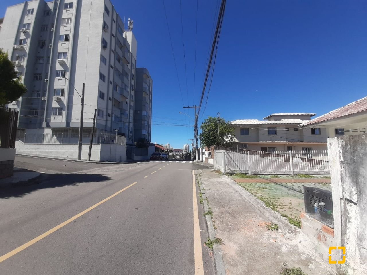Casa com 77m², 3 quartos, 2 garagens, no bairro Barreiros em São José