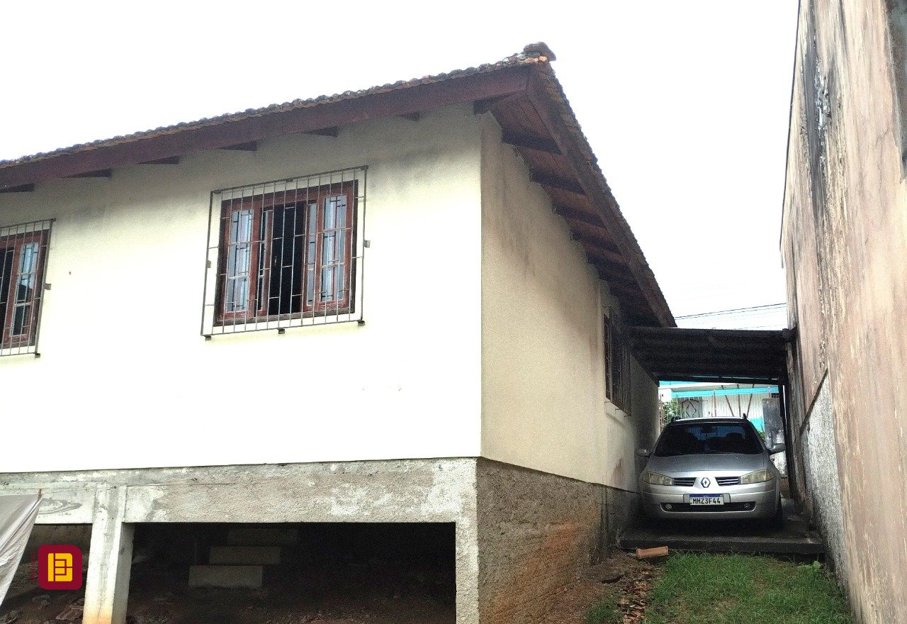 Casa com 77m², 3 quartos, 2 garagens, no bairro Barreiros em São José