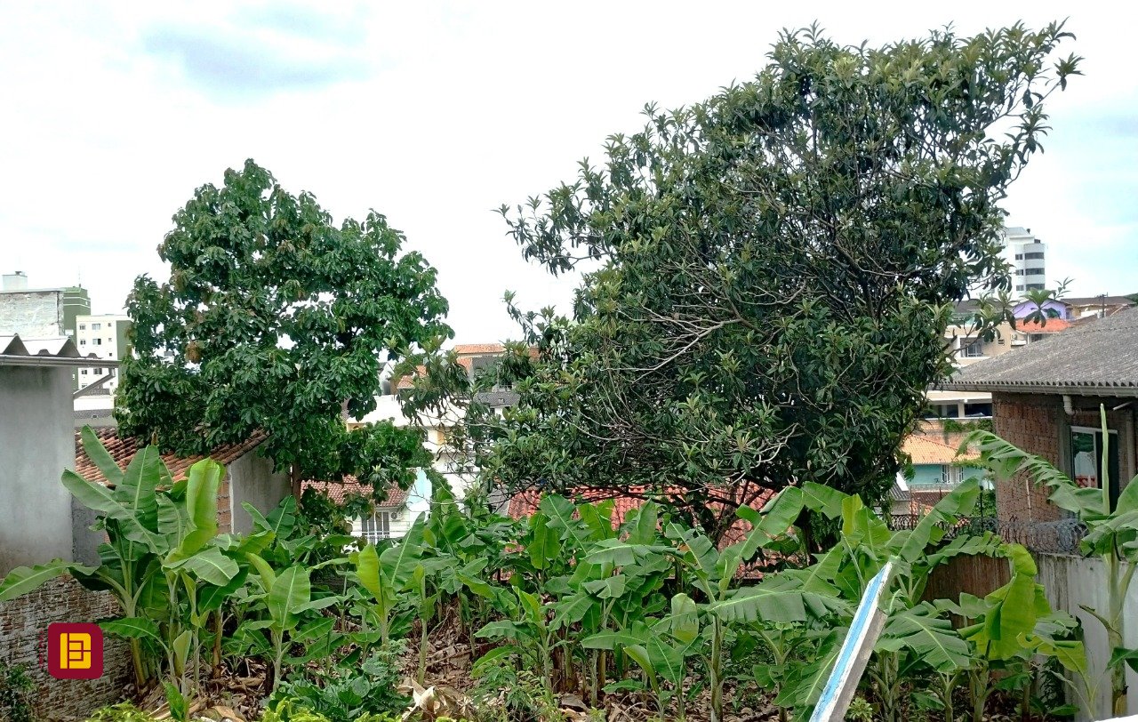 Casa com 77m², 3 quartos, 2 garagens, no bairro Barreiros em São José