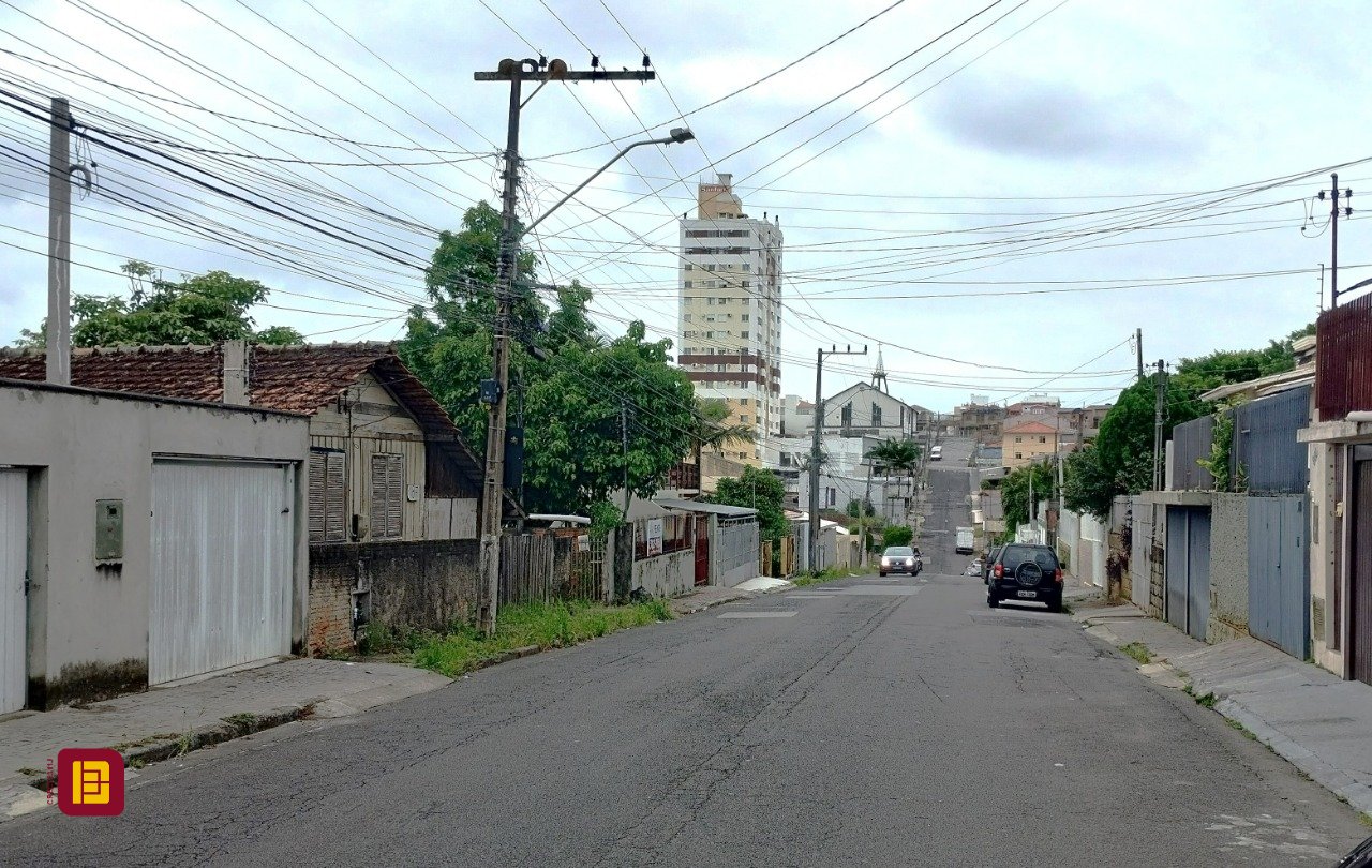 Casa com 77m², 3 quartos, 2 garagens, no bairro Barreiros em São José