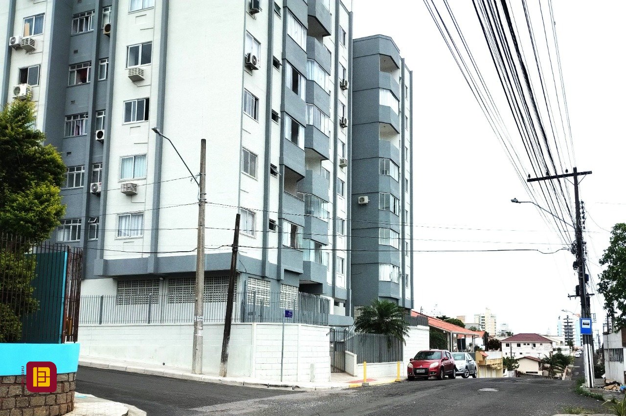 Casa com 77m², 3 quartos, 2 garagens, no bairro Barreiros em São José