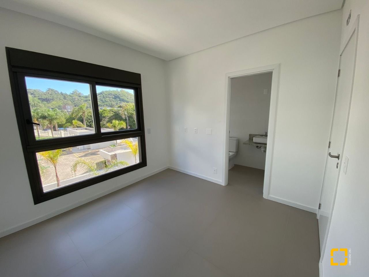 Apartamento com 116m², 6 quartos (sendo 3 suítes), 2 garagens, no bairro Morro das Pedras em Florianópolis