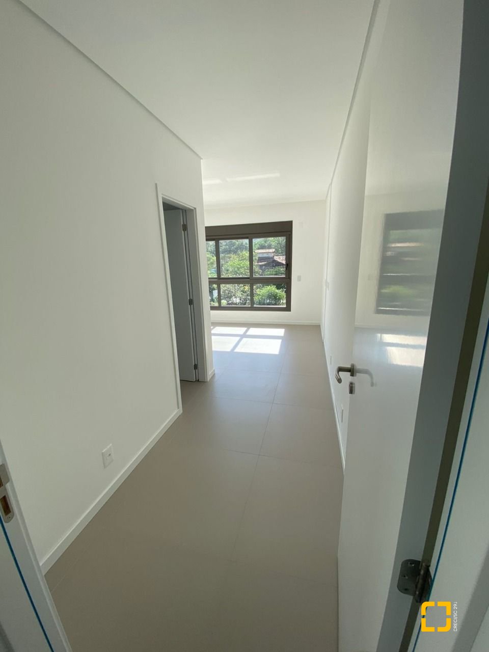 Apartamento com 116m², 6 quartos (sendo 3 suítes), 2 garagens, no bairro Morro das Pedras em Florianópolis
