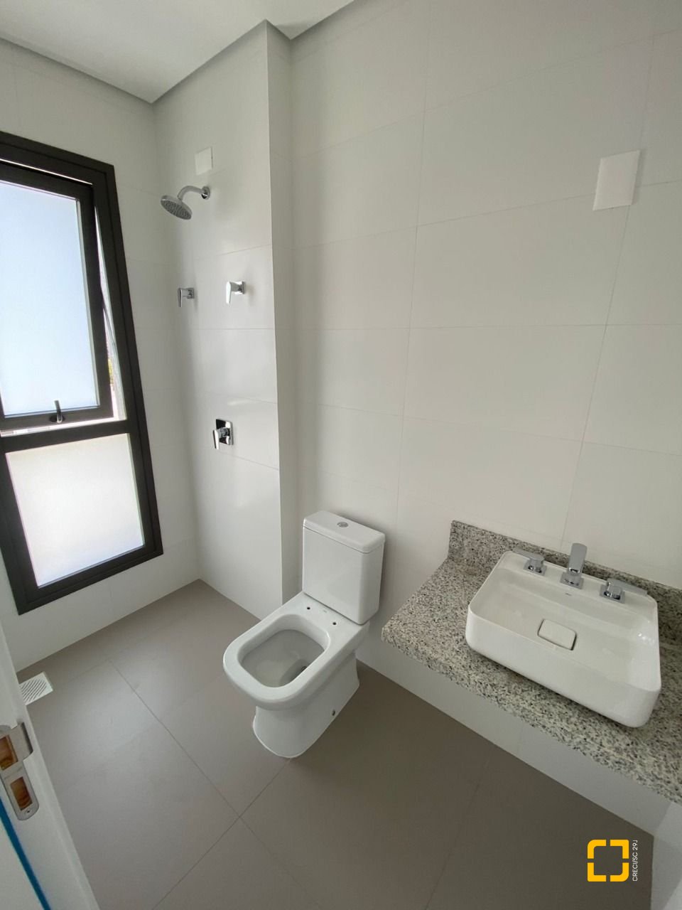 Apartamento com 116m², 6 quartos (sendo 3 suítes), 2 garagens, no bairro Morro das Pedras em Florianópolis