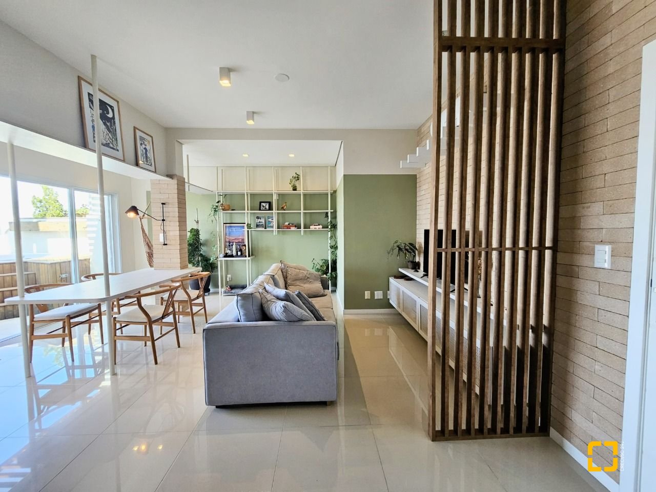 Cobertura com 142m², 3 quartos (sendo 1 suíte), 3 garagens, no bairro Campeche em Florianópolis