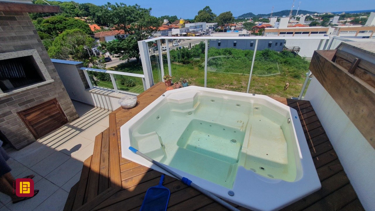 Cobertura com 142m², 3 quartos (sendo 1 suíte), 3 garagens, no bairro Campeche em Florianópolis