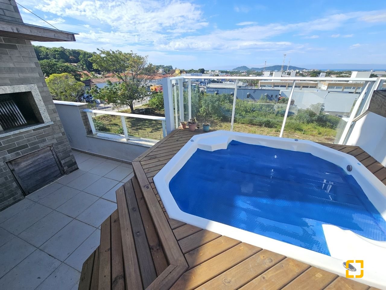 Cobertura com 142m², 3 quartos (sendo 1 suíte), 3 garagens, no bairro Campeche em Florianópolis