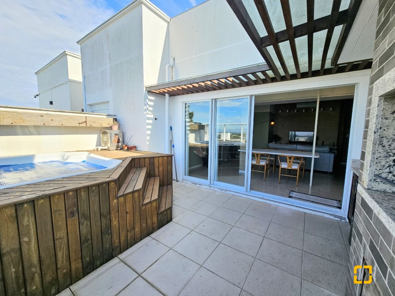 Cobertura com 142m², 3 quartos (sendo 1 suíte), 3 garagens, no bairro Campeche em Florianópolis