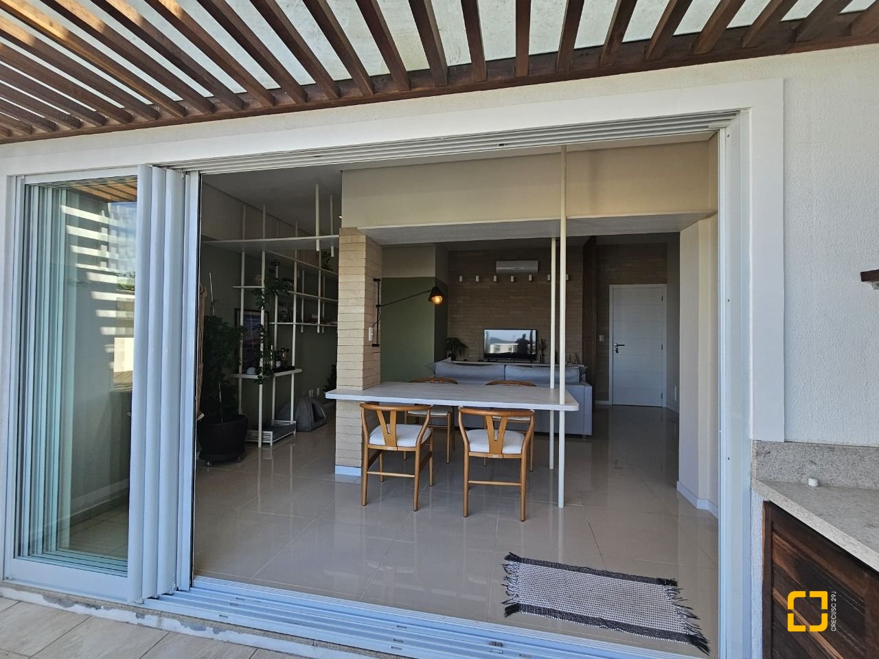 Cobertura com 142m², 3 quartos (sendo 1 suíte), 3 garagens, no bairro Campeche em Florianópolis