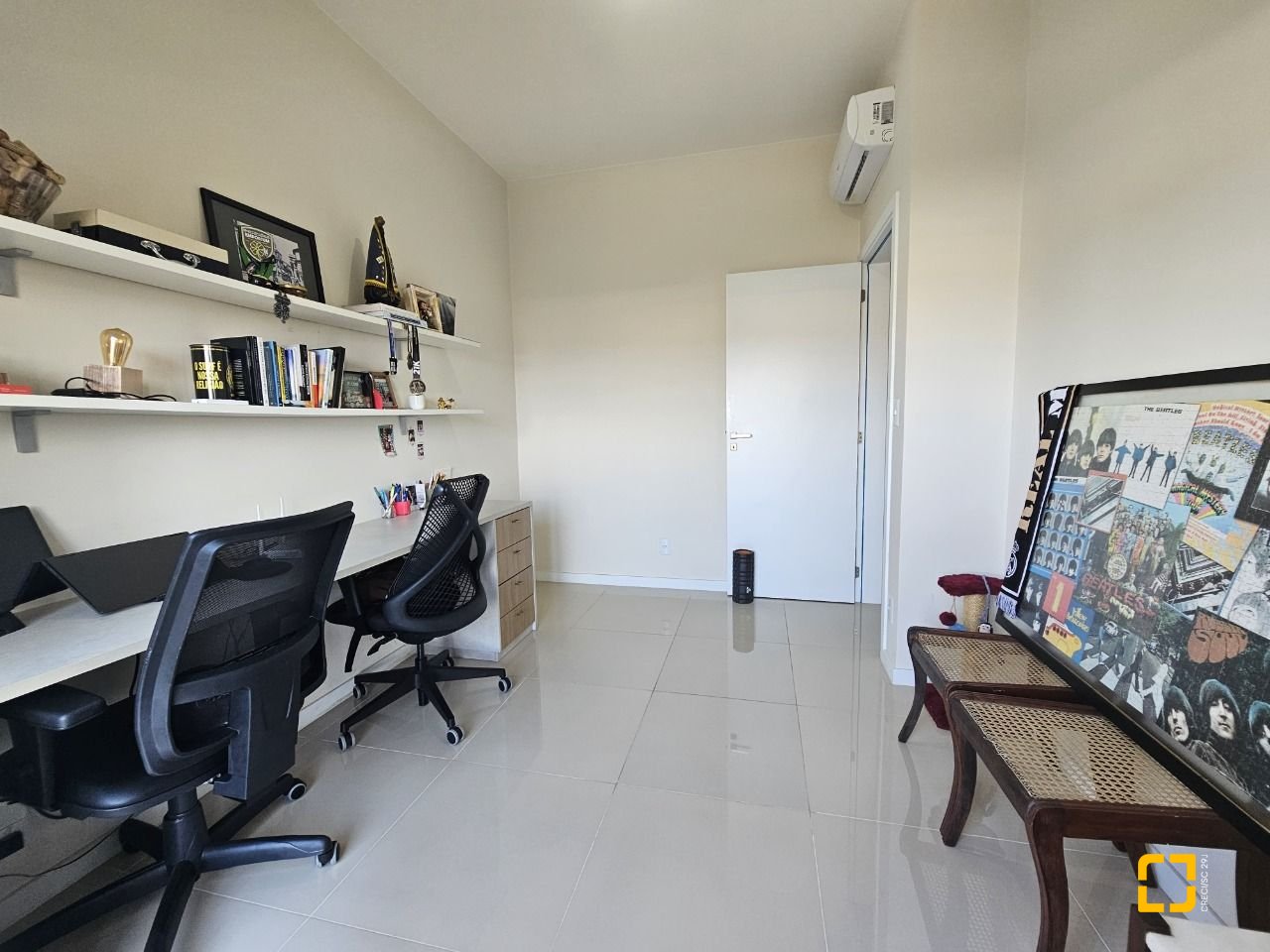 Cobertura com 142m², 3 quartos (sendo 1 suíte), 3 garagens, no bairro Campeche em Florianópolis