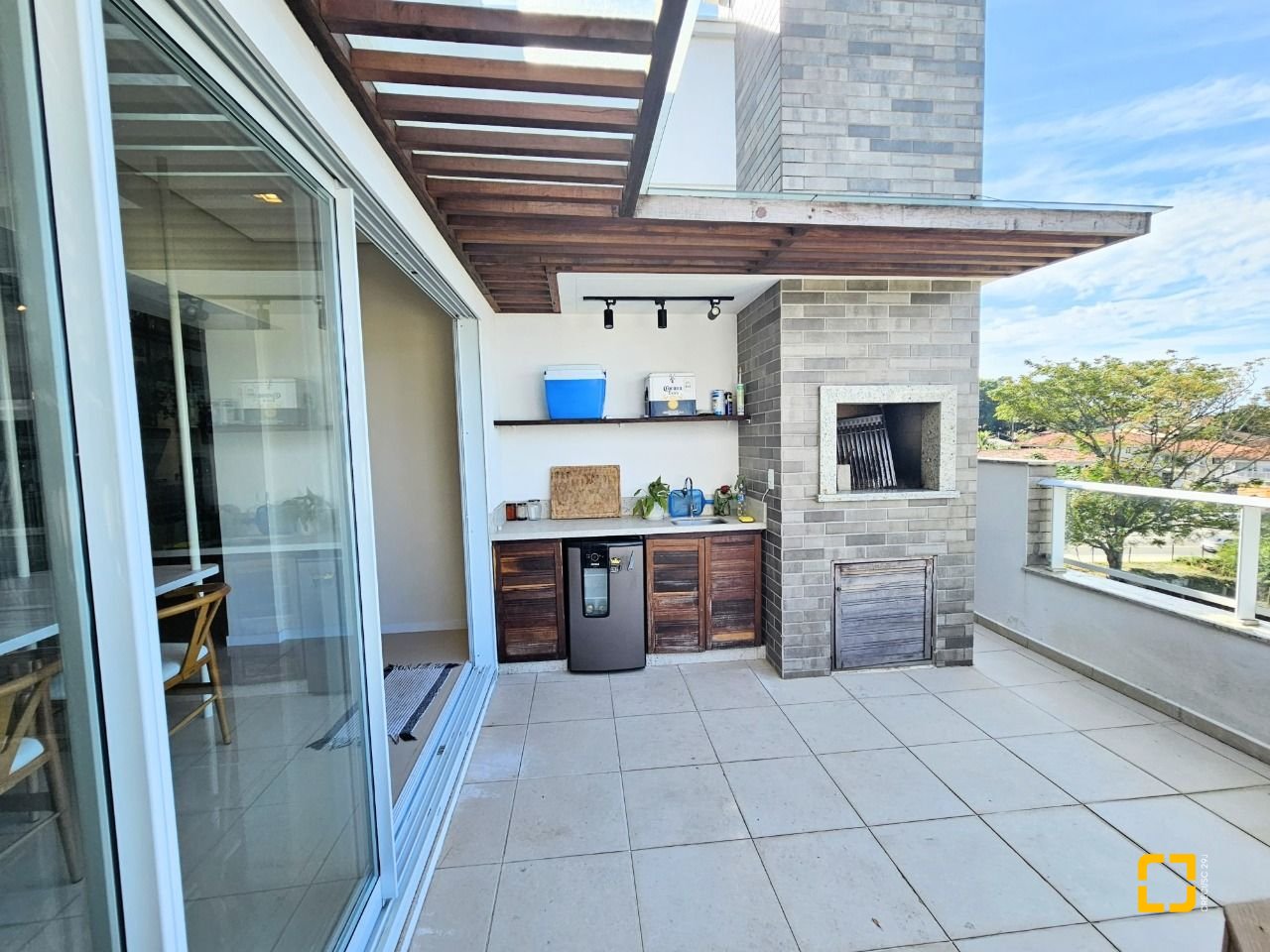 Cobertura com 142m², 3 quartos (sendo 1 suíte), 3 garagens, no bairro Campeche em Florianópolis