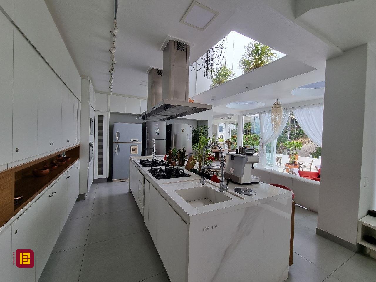 Casa com 450m², 8 quartos (sendo 8 suítes), 5 garagens, no bairro Centro em Florianópolis