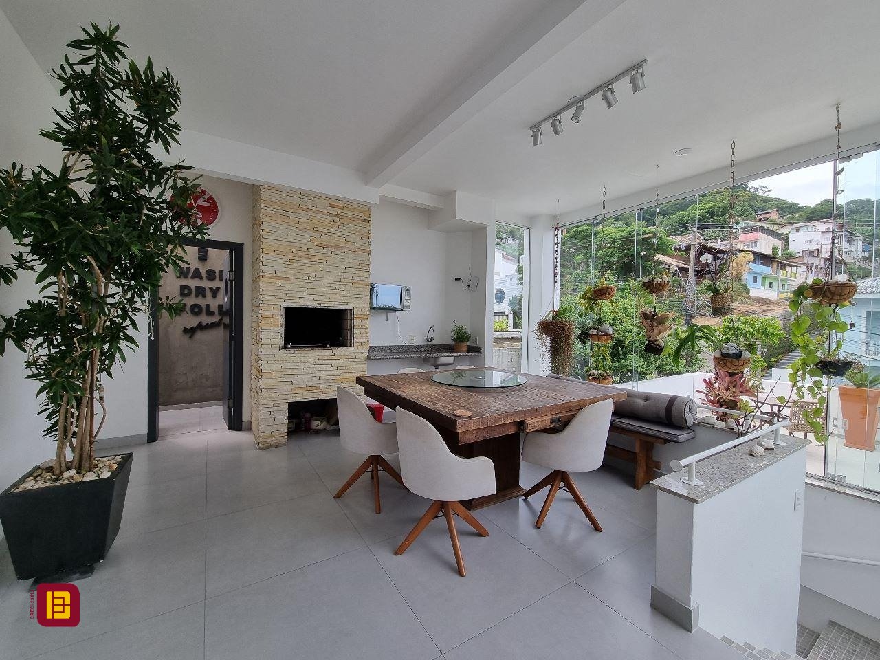 Casa com 450m², 8 quartos (sendo 8 suítes), 5 garagens, no bairro Centro em Florianópolis