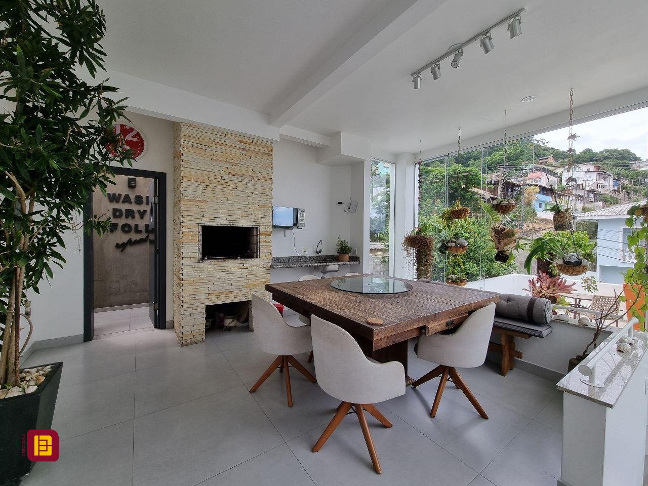 Casa com 450m², 8 quartos (sendo 8 suítes), 5 garagens, no bairro Centro em Florianópolis