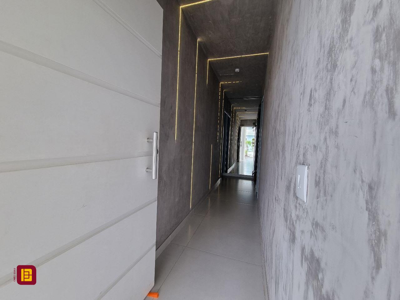 Casa com 450m², 8 quartos (sendo 8 suítes), 5 garagens, no bairro Centro em Florianópolis