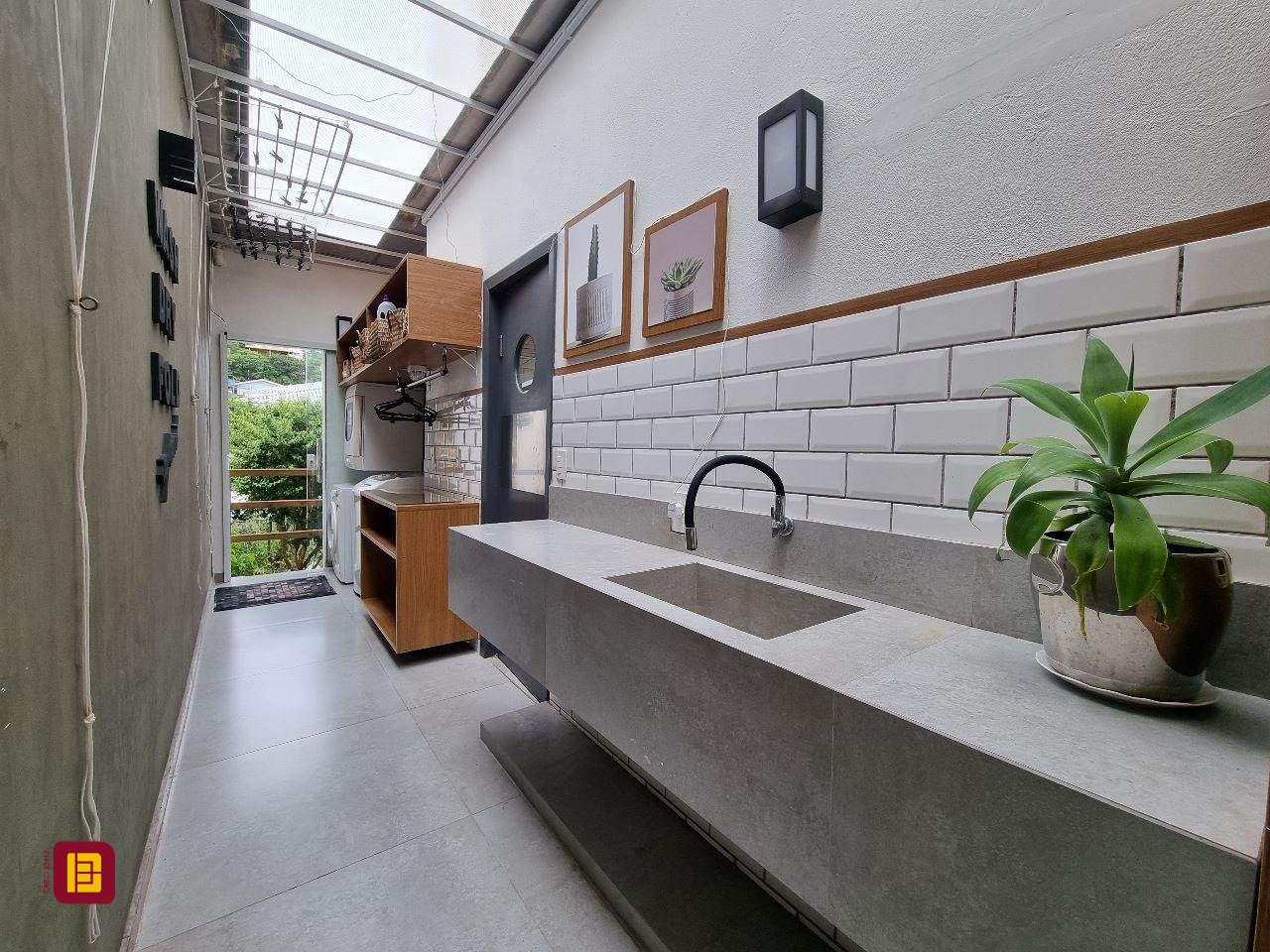 Casa com 450m², 8 quartos (sendo 8 suítes), 5 garagens, no bairro Centro em Florianópolis