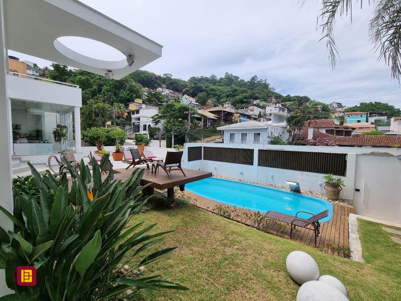Casa com 450m², 8 quartos (sendo 8 suítes), 5 garagens, no bairro Centro em Florianópolis