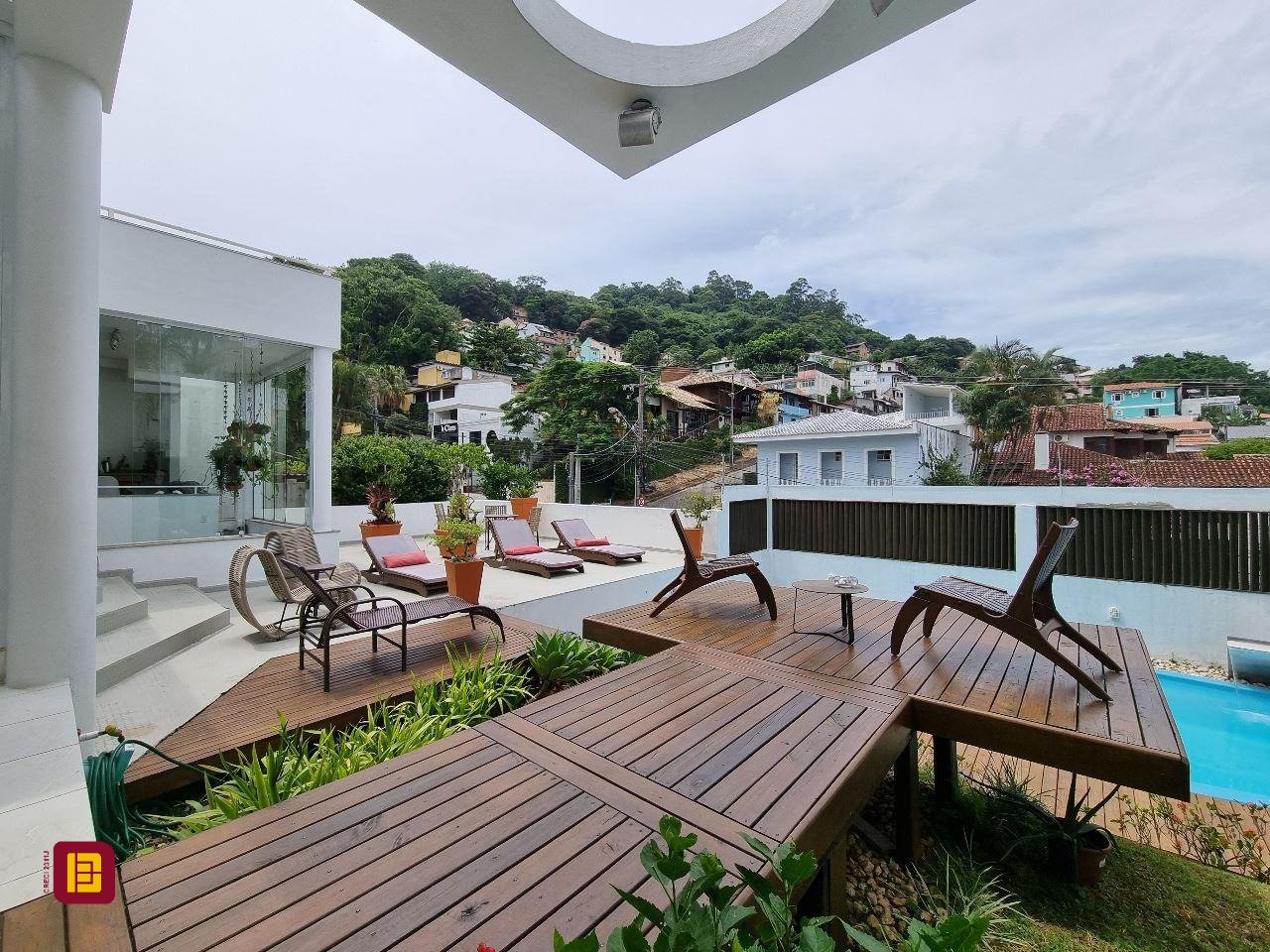 Casa com 450m², 8 quartos (sendo 8 suítes), 5 garagens, no bairro Centro em Florianópolis