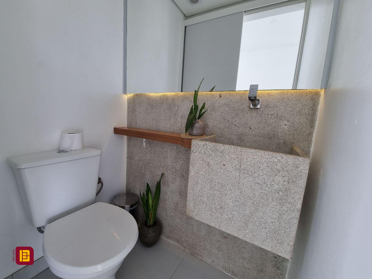 Casa com 450m², 8 quartos (sendo 8 suítes), 5 garagens, no bairro Centro em Florianópolis