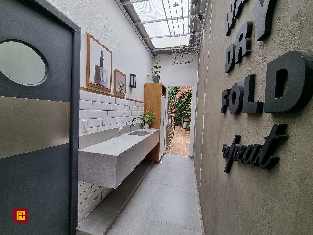 Casa com 450m², 8 quartos (sendo 8 suítes), 5 garagens, no bairro Centro em Florianópolis