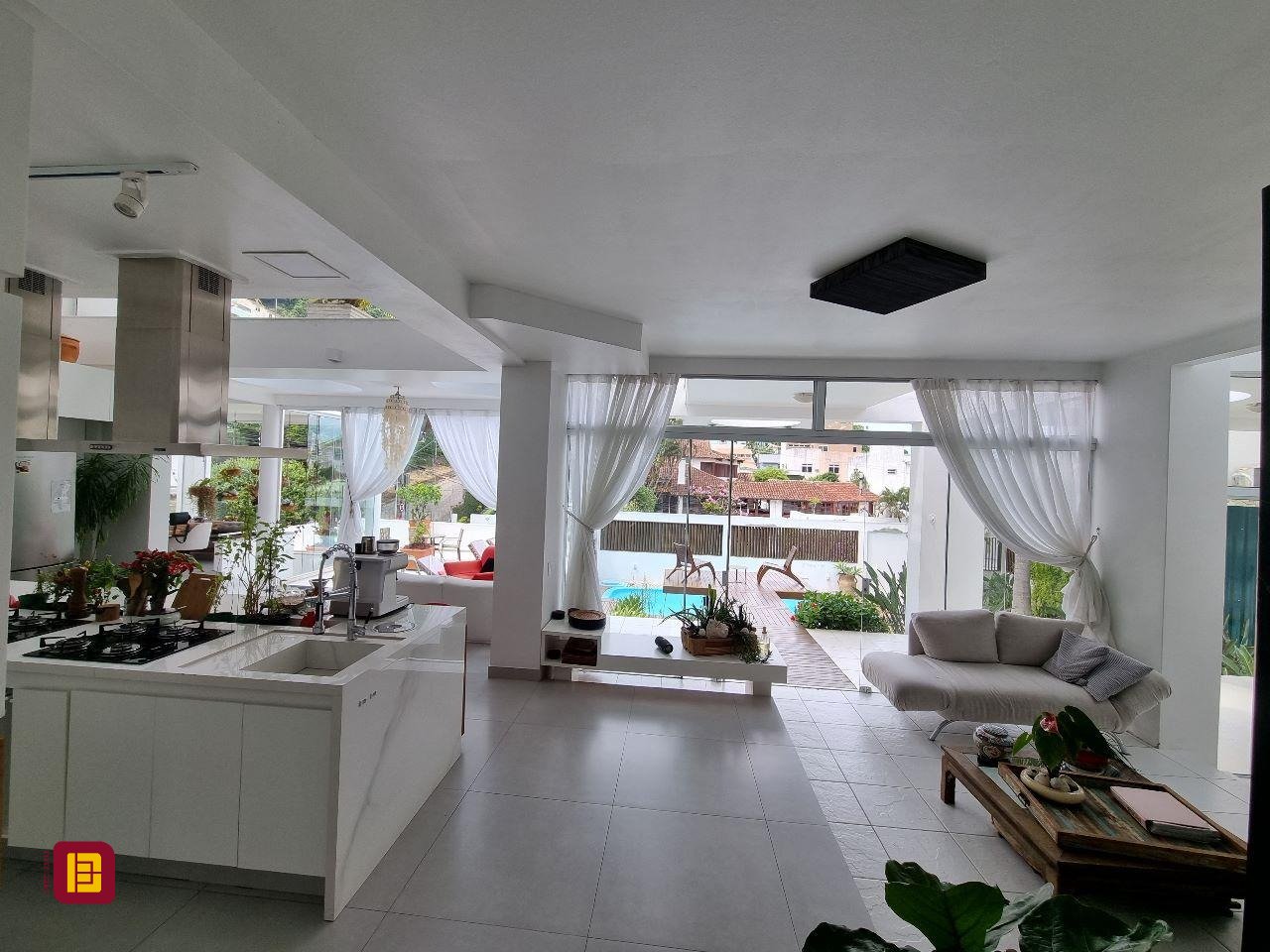 Casa com 450m², 8 quartos (sendo 8 suítes), 5 garagens, no bairro Centro em Florianópolis