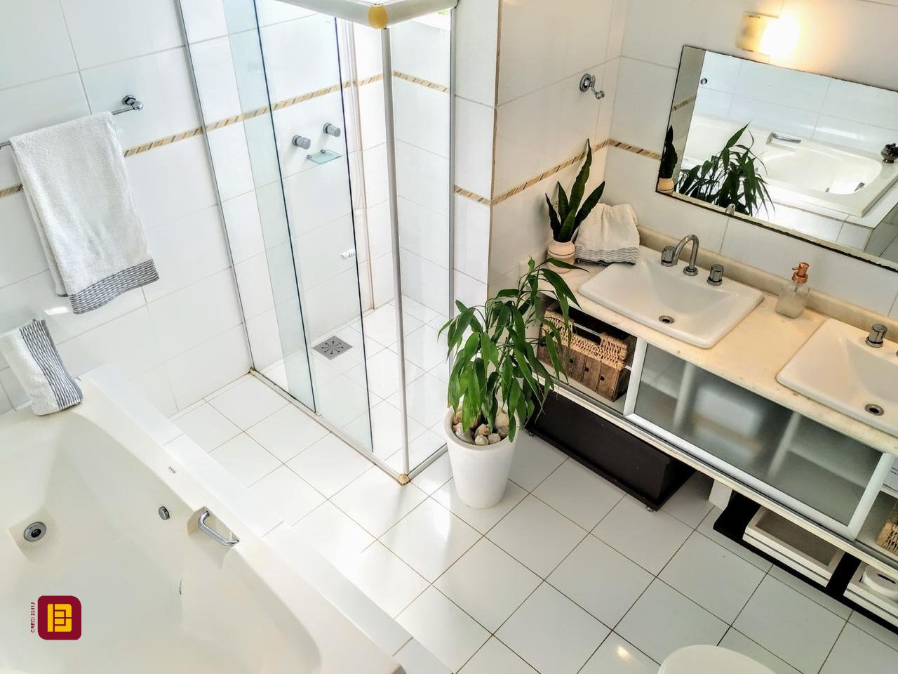 Casa com 450m², 8 quartos (sendo 8 suítes), 5 garagens, no bairro Centro em Florianópolis