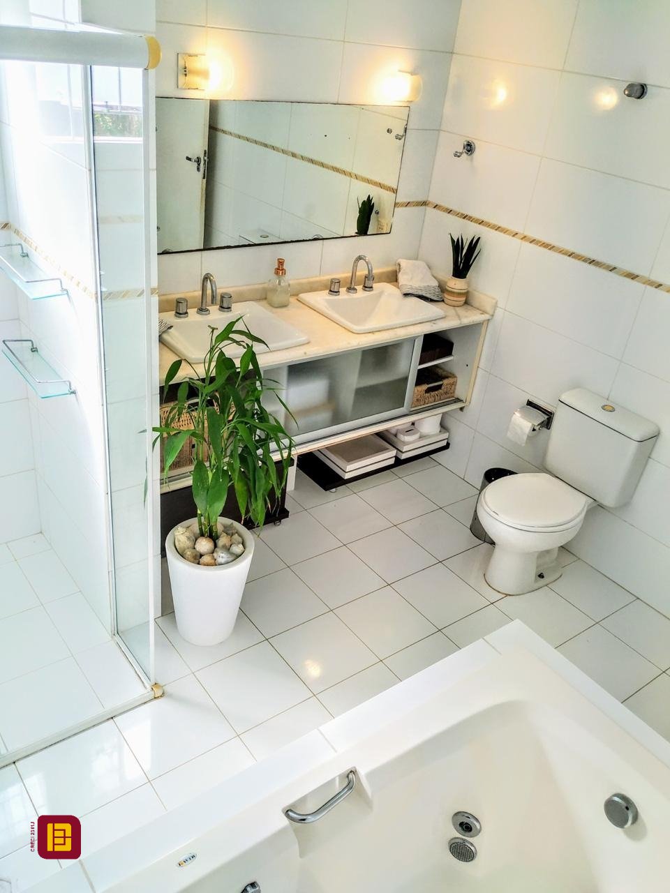 Casa com 450m², 8 quartos (sendo 8 suítes), 5 garagens, no bairro Centro em Florianópolis