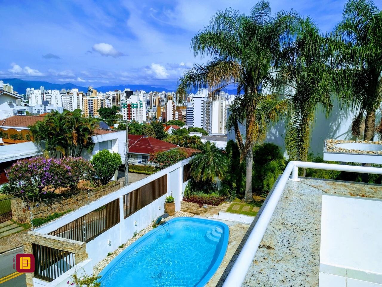 Casa com 450m², 8 quartos (sendo 8 suítes), 5 garagens, no bairro Centro em Florianópolis