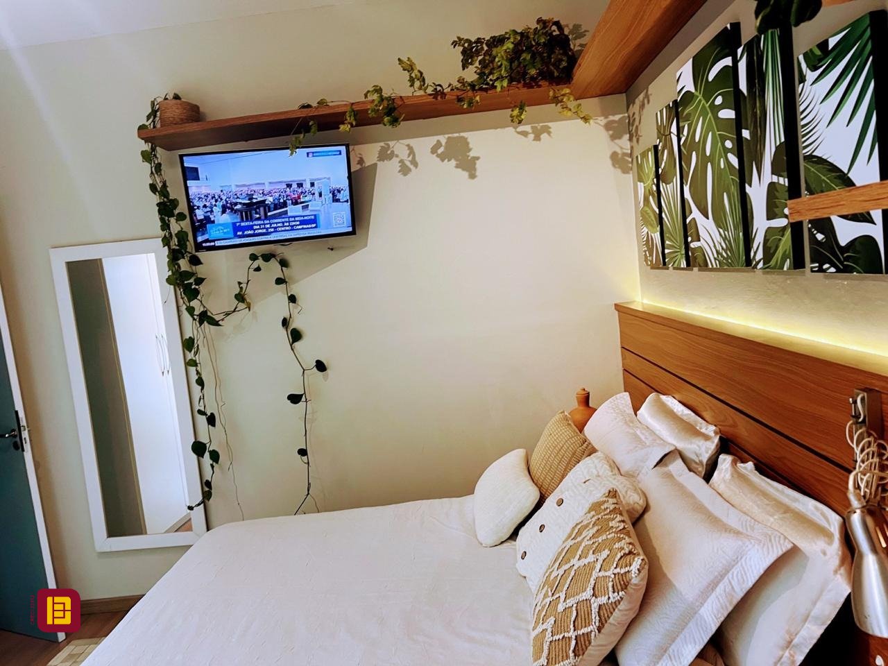 Casa com 450m², 8 quartos (sendo 8 suítes), 5 garagens, no bairro Centro em Florianópolis