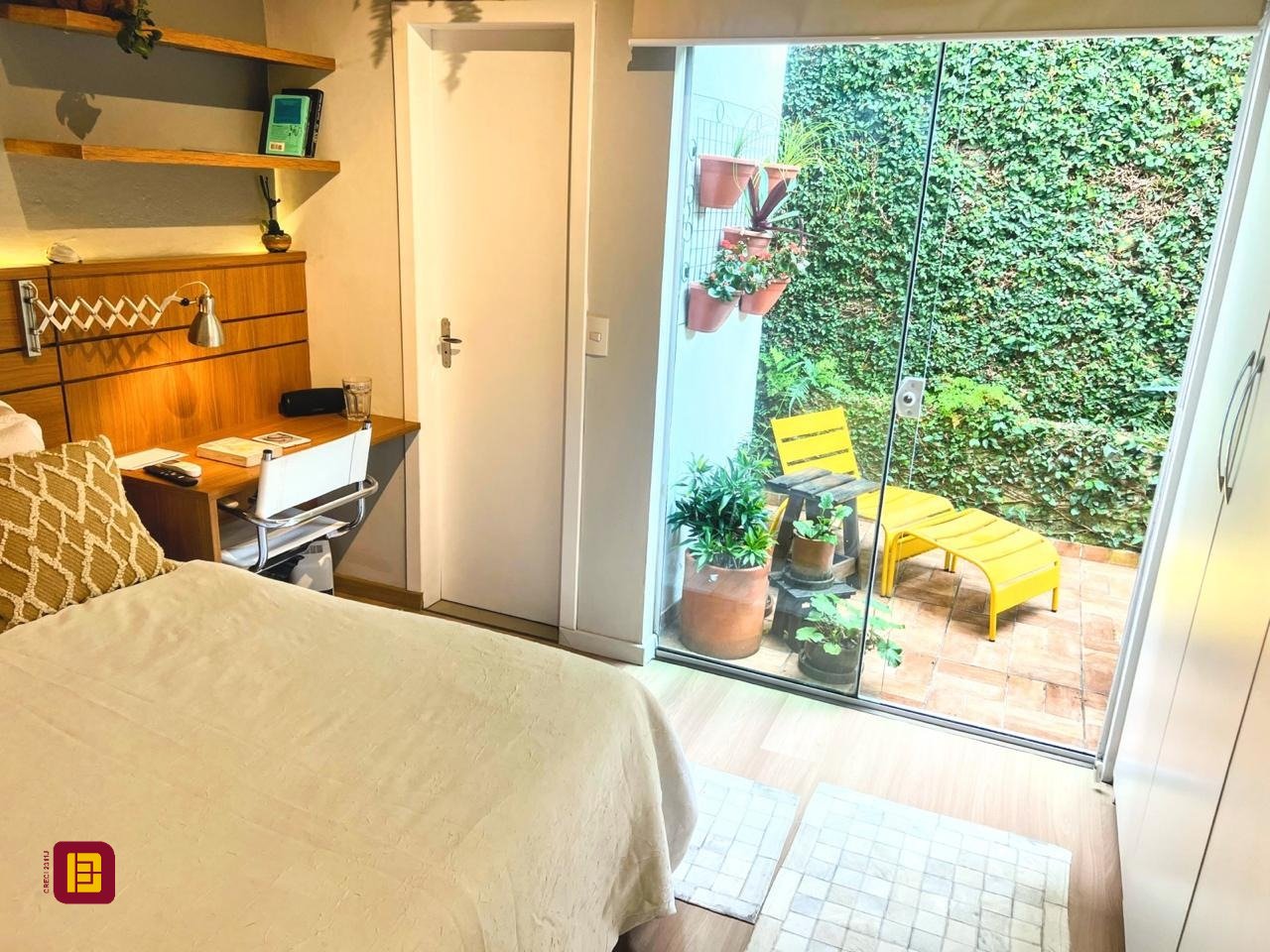 Casa com 450m², 8 quartos (sendo 8 suítes), 5 garagens, no bairro Centro em Florianópolis