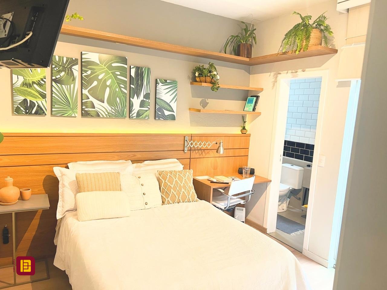Casa com 450m², 8 quartos (sendo 8 suítes), 5 garagens, no bairro Centro em Florianópolis