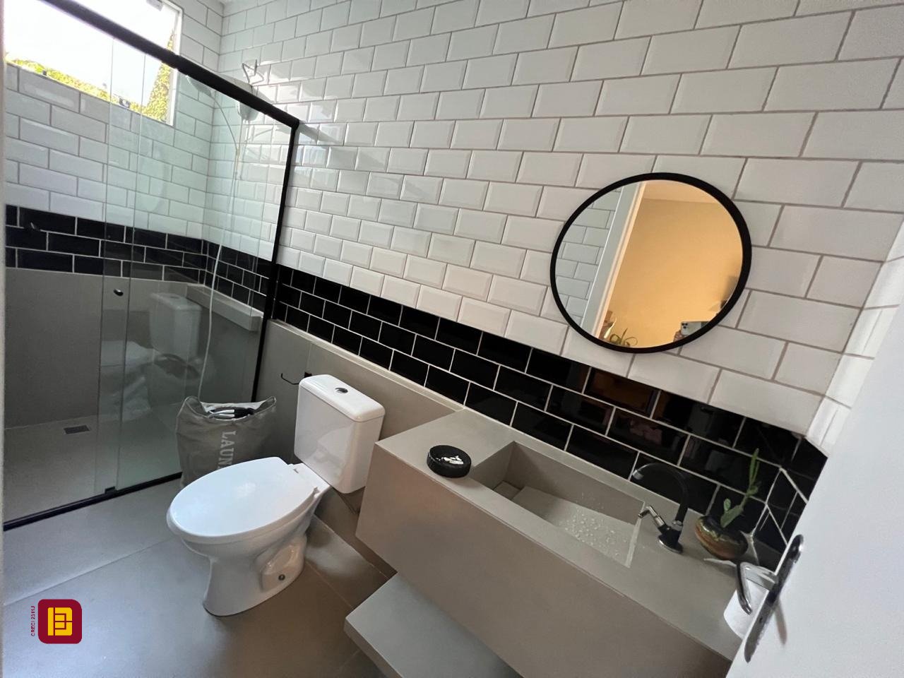 Casa com 450m², 8 quartos (sendo 8 suítes), 5 garagens, no bairro Centro em Florianópolis
