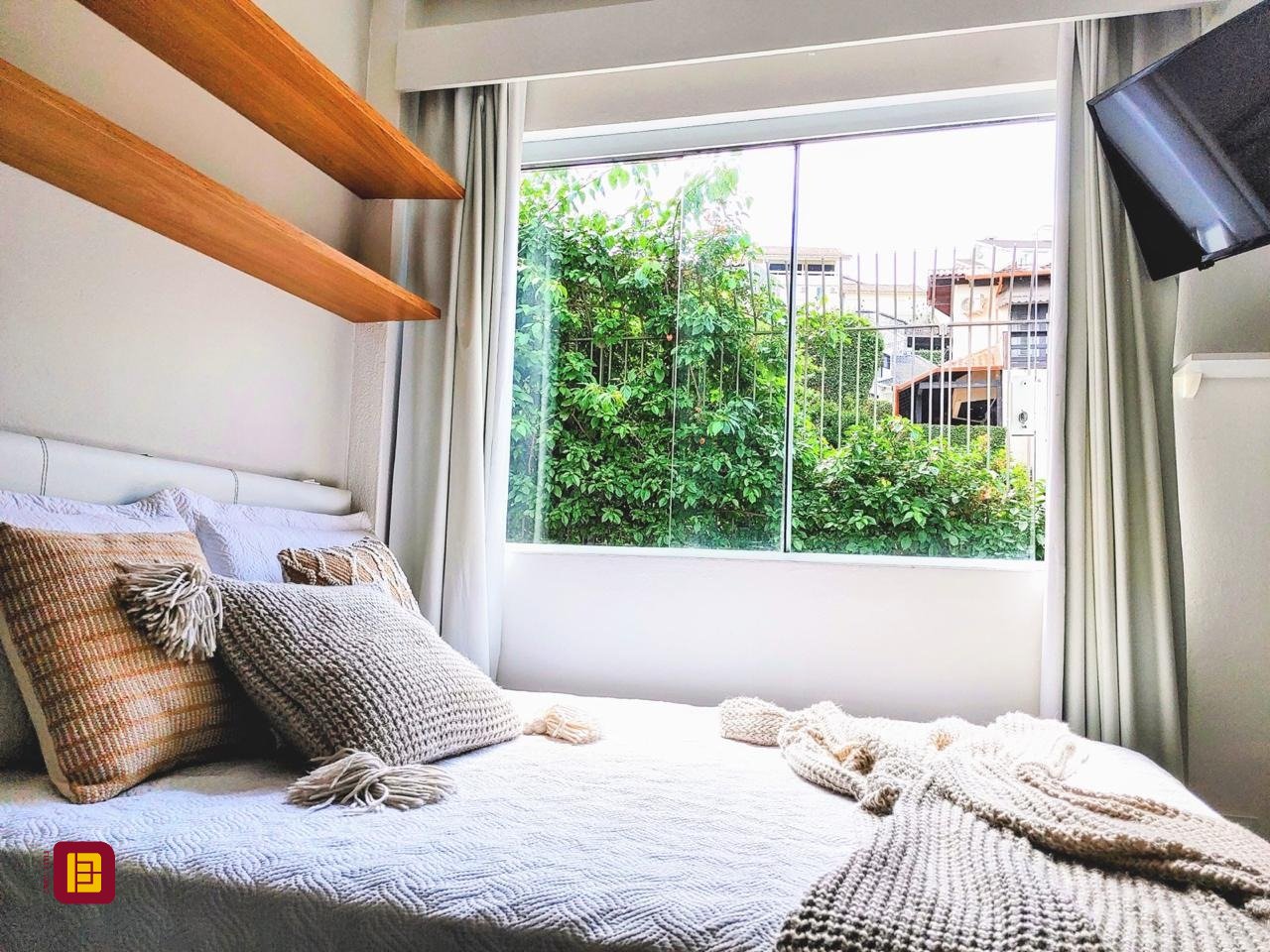 Casa com 450m², 8 quartos (sendo 8 suítes), 5 garagens, no bairro Centro em Florianópolis