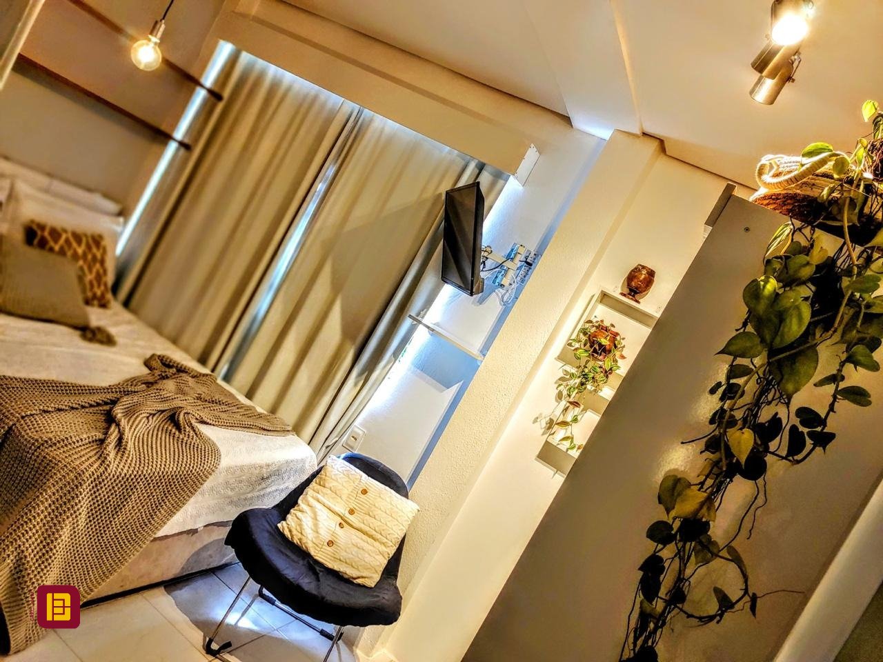 Casa com 450m², 8 quartos (sendo 8 suítes), 5 garagens, no bairro Centro em Florianópolis